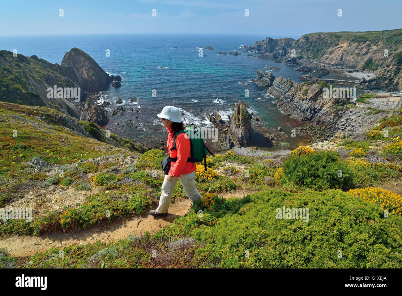 Le Portugal, l'Alentejo : femme marche le long des côtes de la trace de la randonnée à vélo Rota Vicentina avec vue sur l'océan Banque D'Images