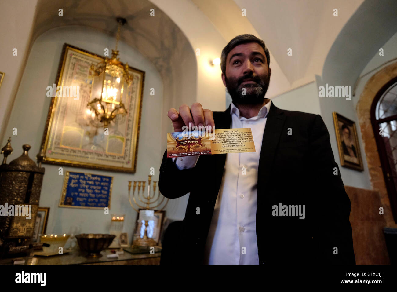 Un juif ultra orthodoxe montre la prière Shma Israël qui sert de pièce maîtresse du juif du