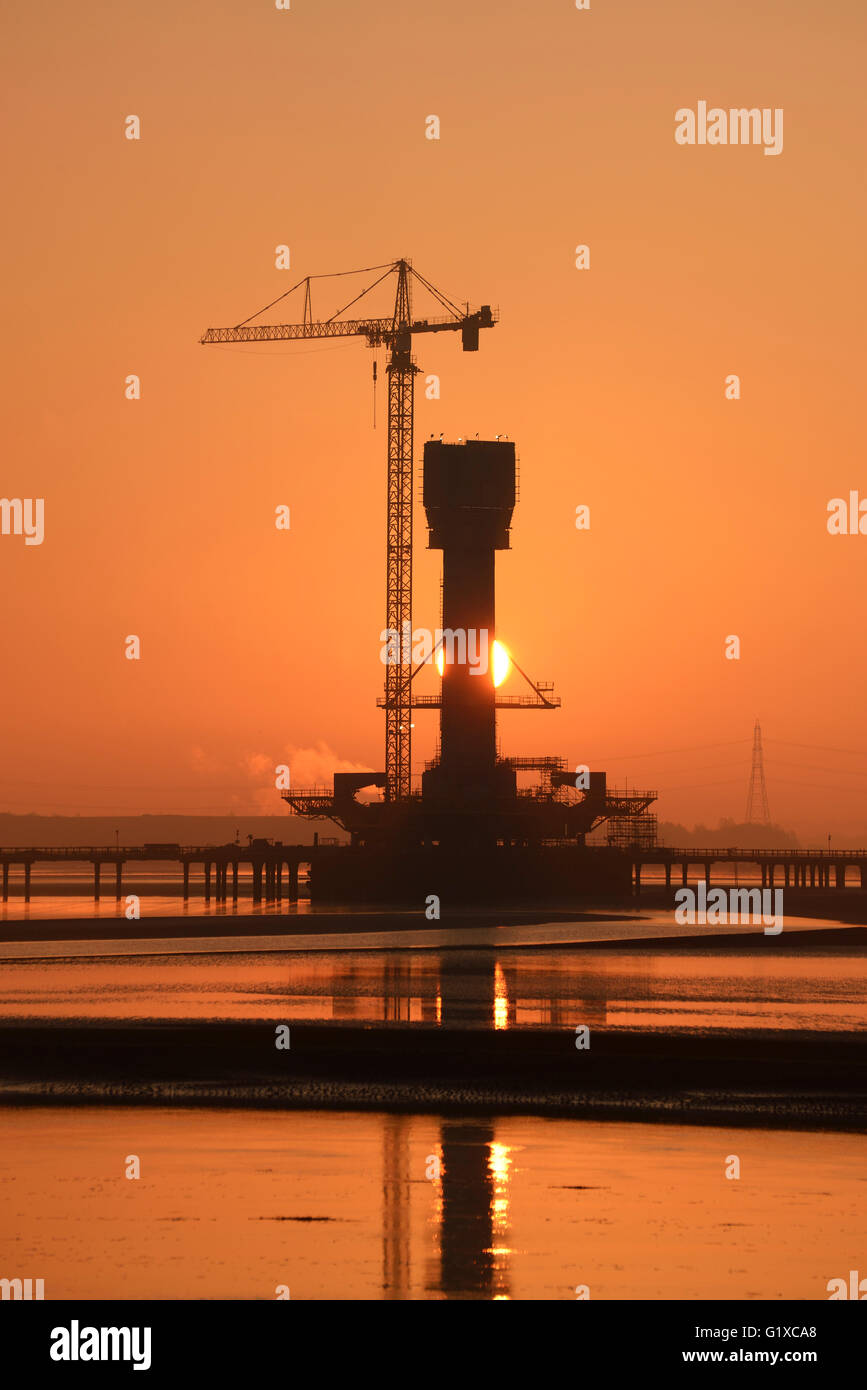 Le lever du soleil sur la Mersey Gateway Bridge actuellement en construction pour relier la rivière Mersey entre Runcorn et Widnes. Banque D'Images