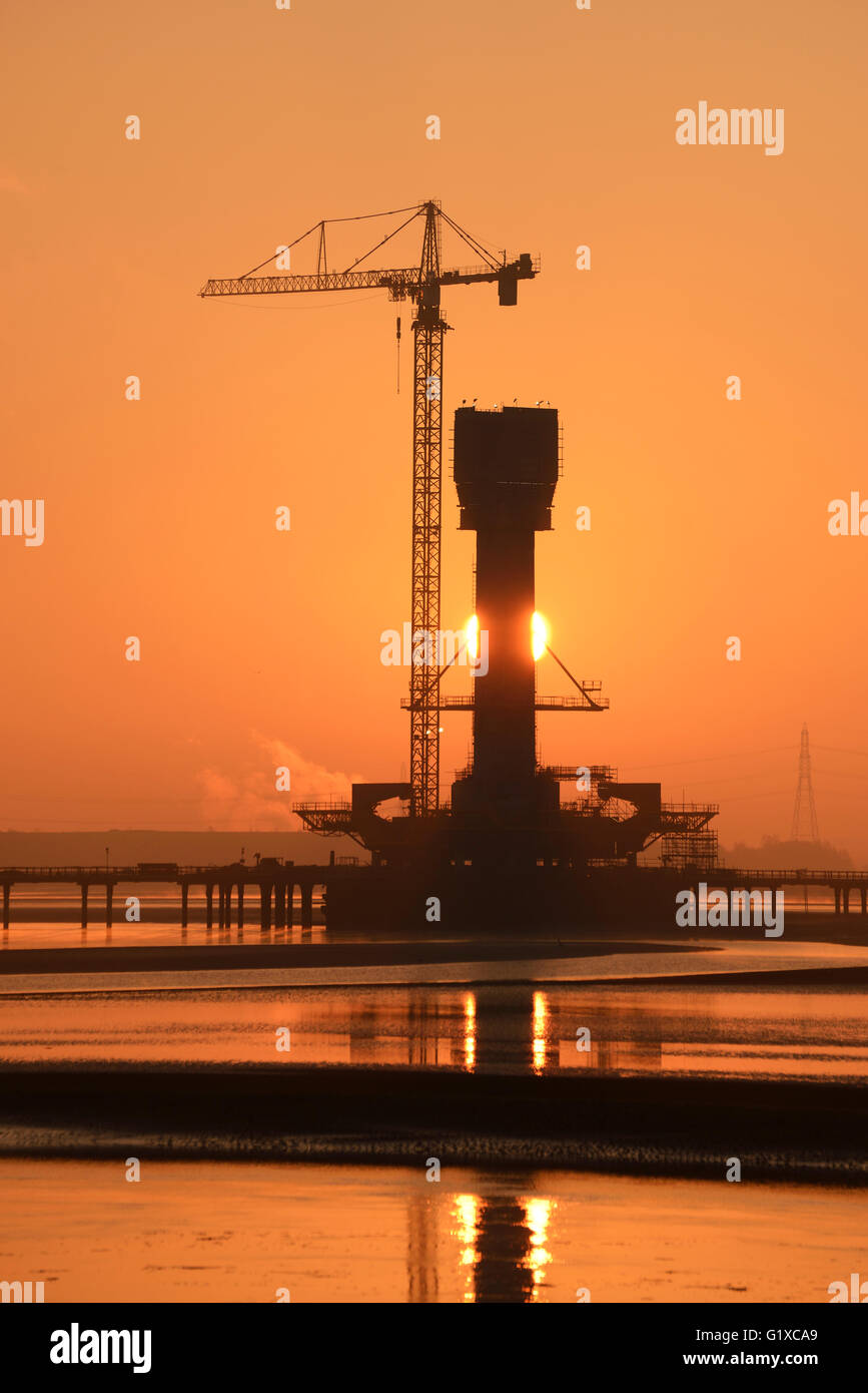 Le lever du soleil sur la Mersey Gateway Bridge actuellement en construction pour relier la rivière Mersey entre Runcorn et Widnes. Banque D'Images