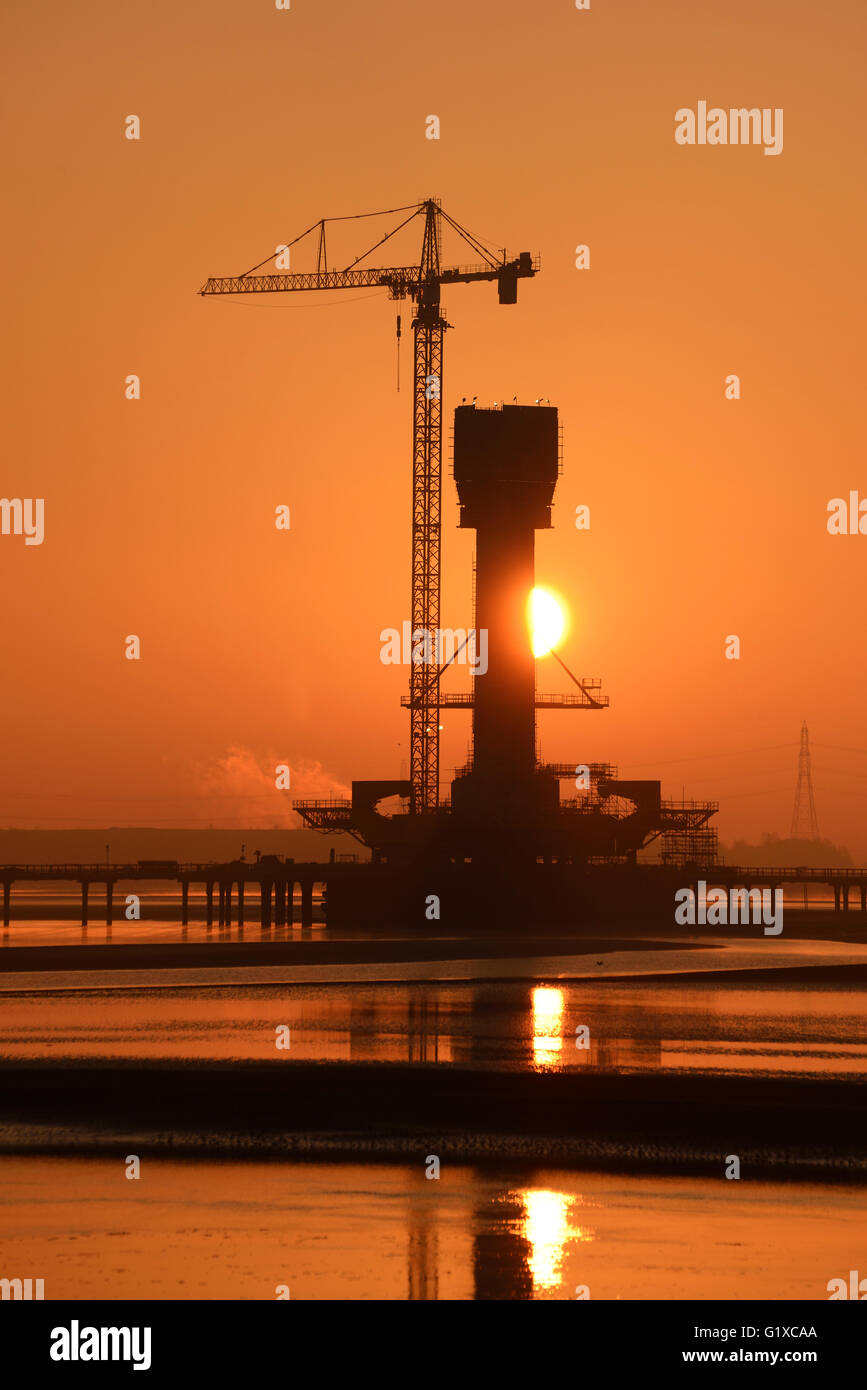 Le lever du soleil sur la Mersey Gateway Bridge actuellement en construction pour relier la rivière Mersey entre Runcorn et Widnes. Banque D'Images