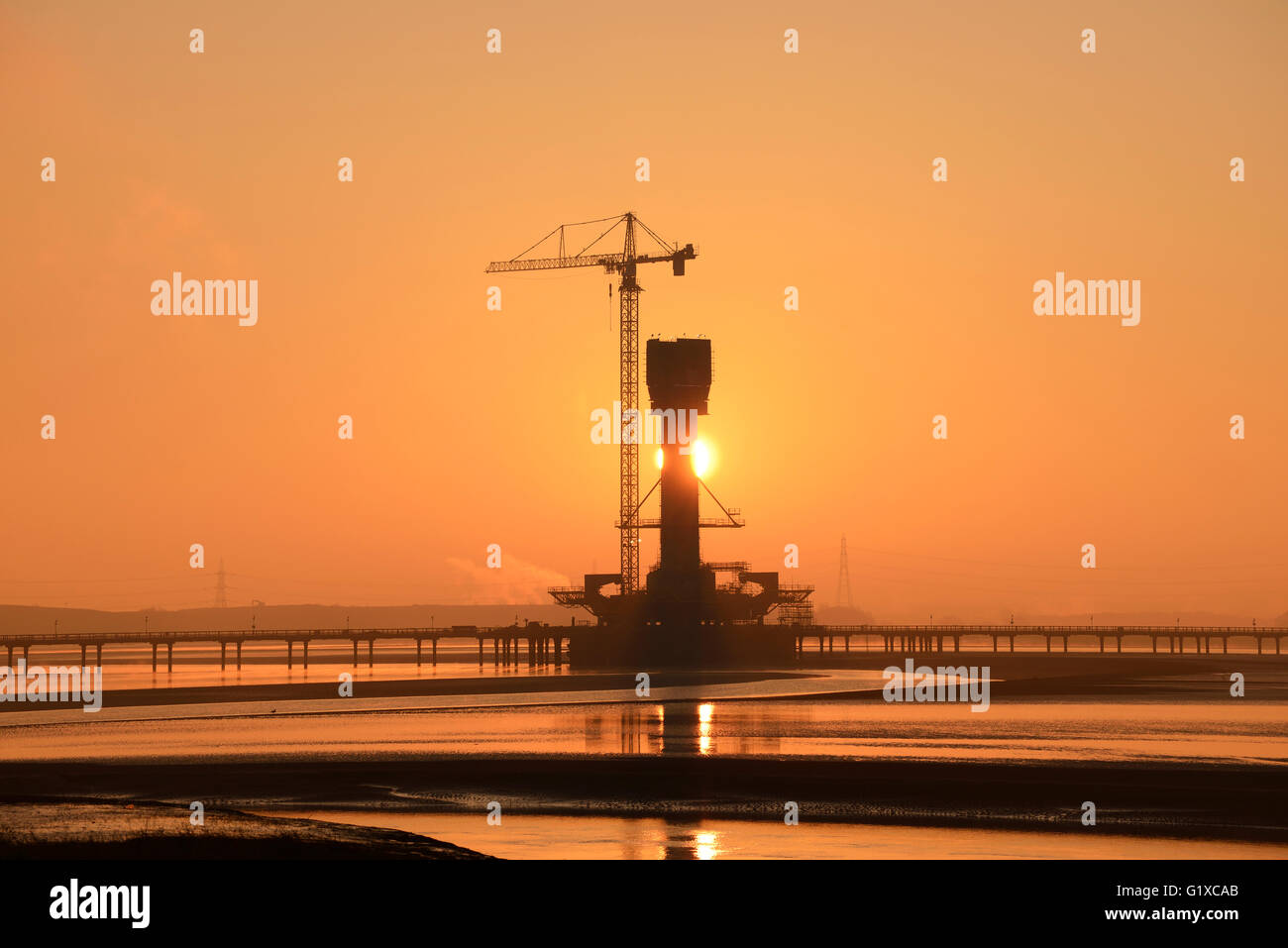 Le lever du soleil sur la Mersey Gateway Bridge actuellement en construction pour relier la rivière Mersey entre Runcorn et Widnes. Banque D'Images