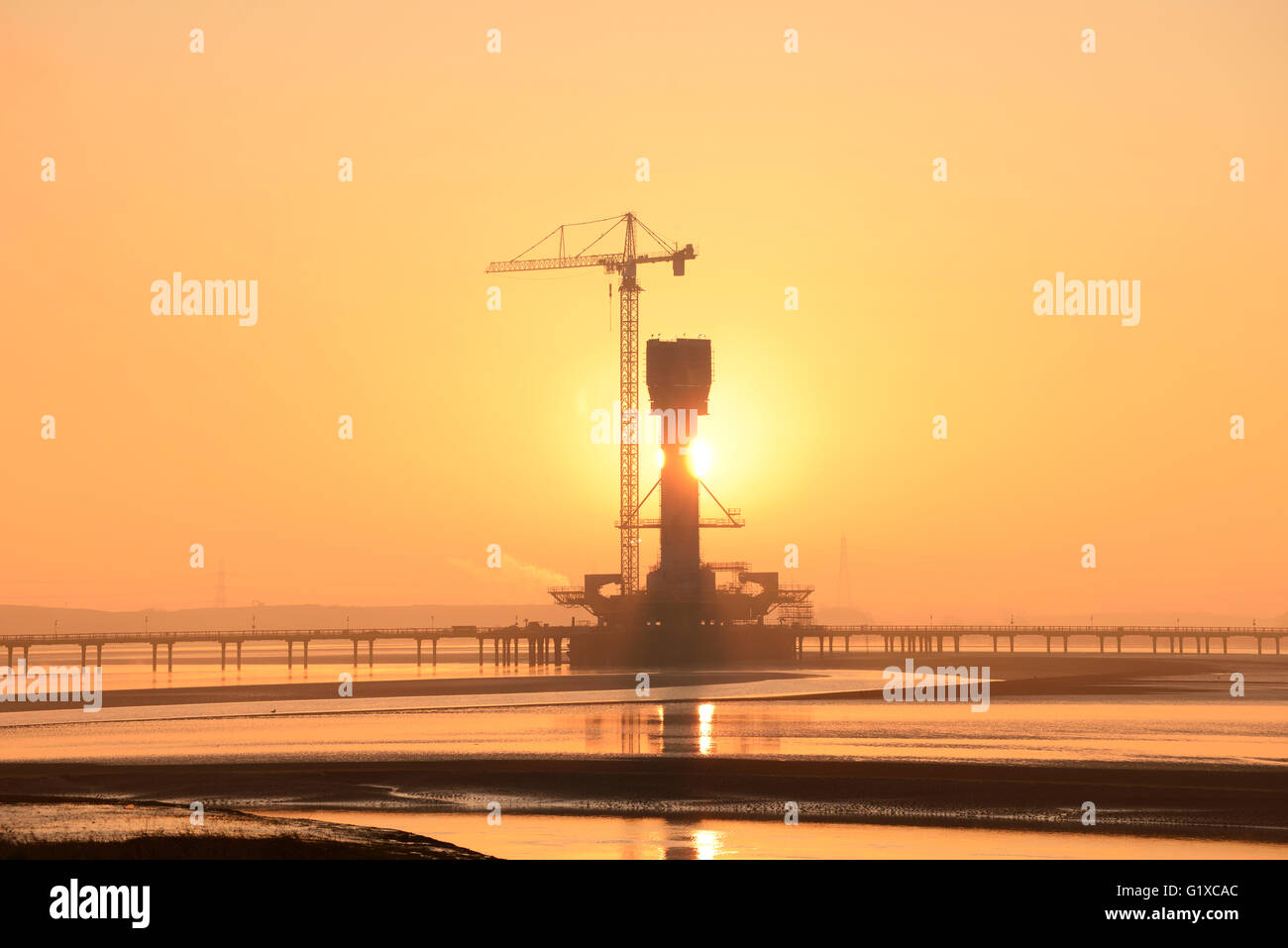 Le lever du soleil sur la Mersey Gateway Bridge actuellement en construction pour relier la rivière Mersey entre Runcorn et Widnes. Banque D'Images