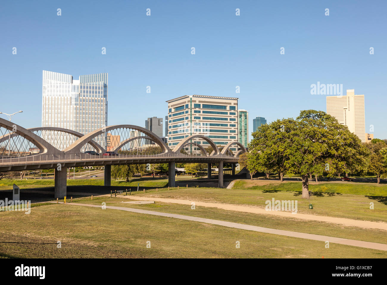 La nouvelle forme d'onde 7e Rue Ouest, pont au-dessus de la rivière Trinity à Fort Worth. Texas, États-Unis Banque D'Images