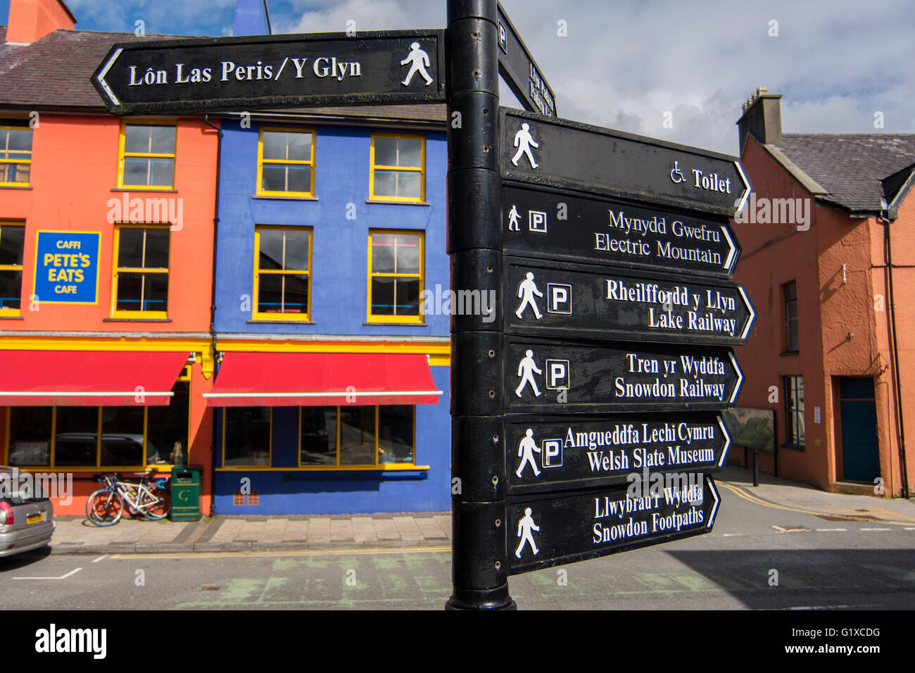 Signe en face de tourisme Pete's Eats Cafe dans le village de Llanberis situé au pied de Snowdon. Banque D'Images