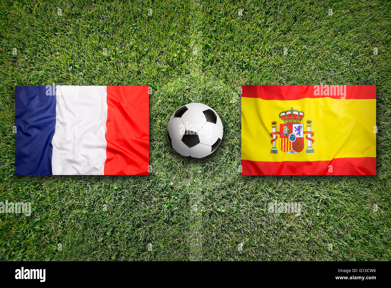 France vs Espagne Les drapeaux sur un terrain de soccer vert Banque D'Images