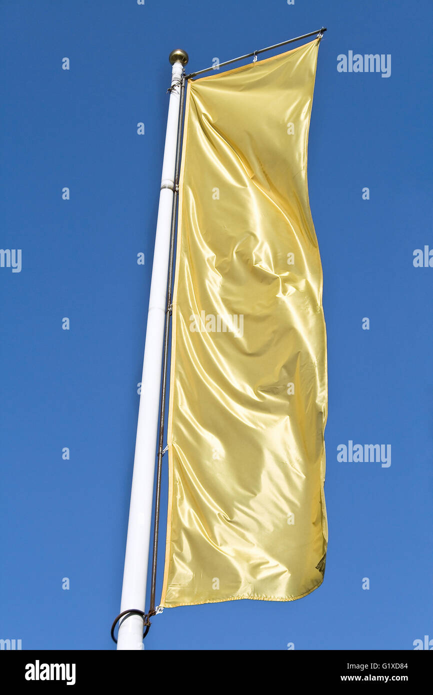 Vide vertical banner drapeau d'or plus de ciel bleu Banque D'Images