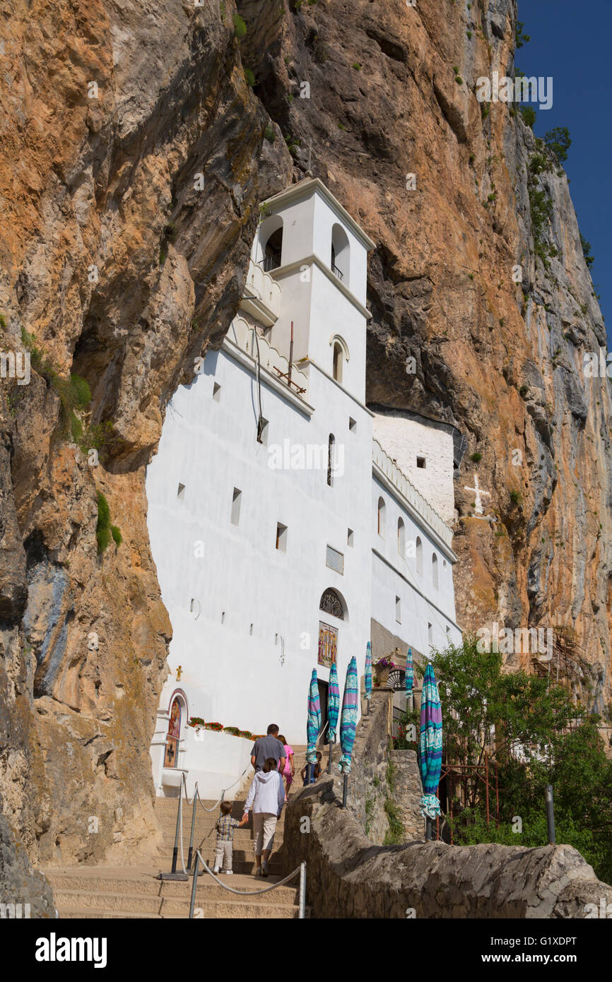 Le Monténégro. Manastir Ostrog. Monastère d'Ostrog de l'Eglise orthodoxe serbe, construit dans un rocher proche de la verticale. Banque D'Images