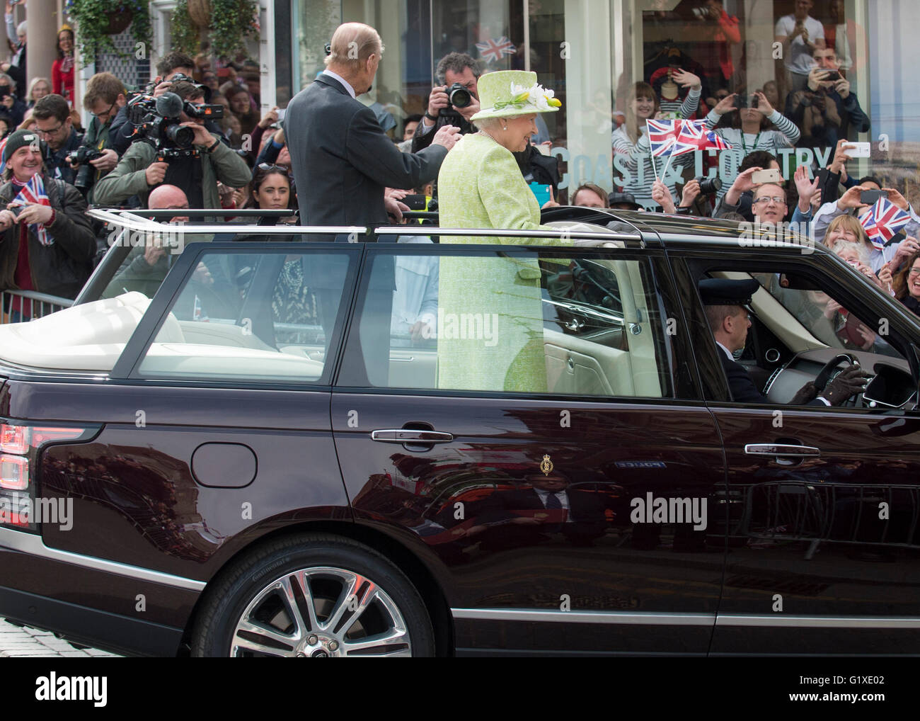 Sa Majesté la Reine d'Angleterre célèbre son 90e anniversaire avec un bain de foule dans les rues de Windsor en Angleterre. Banque D'Images