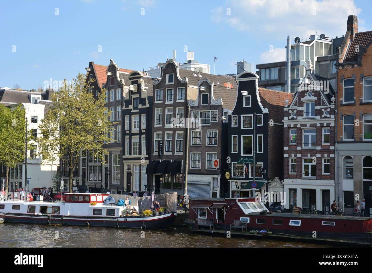 'La Danse des maisons à Amsterdam que se pencher sur les côtés. Banque D'Images