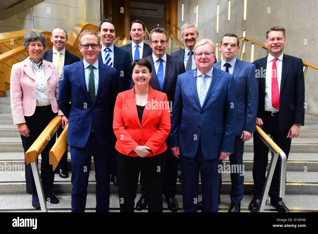 Le chef conservateur écossais Ruth Davidson (C) sur la photo avec son nouveau Cabinet fantôme. De G à D : Liz Smith, Donald camer Banque D'Images