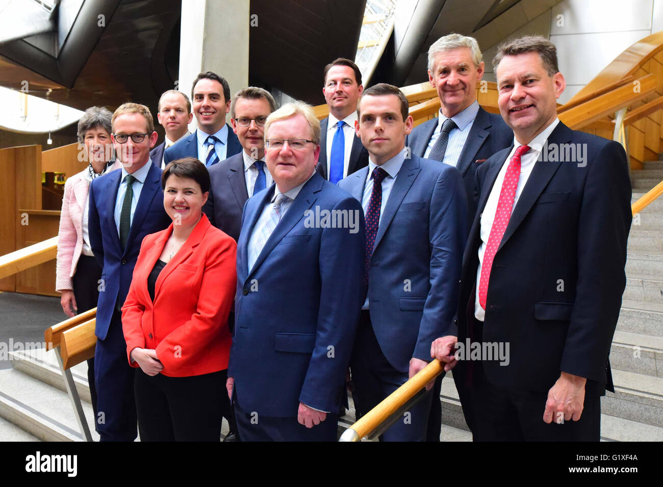 Le chef conservateur écossais Ruth Davidson (en rouge) sur la photo avec son nouveau Cabinet fantôme. De G à D : Liz Smith, John La Banque D'Images