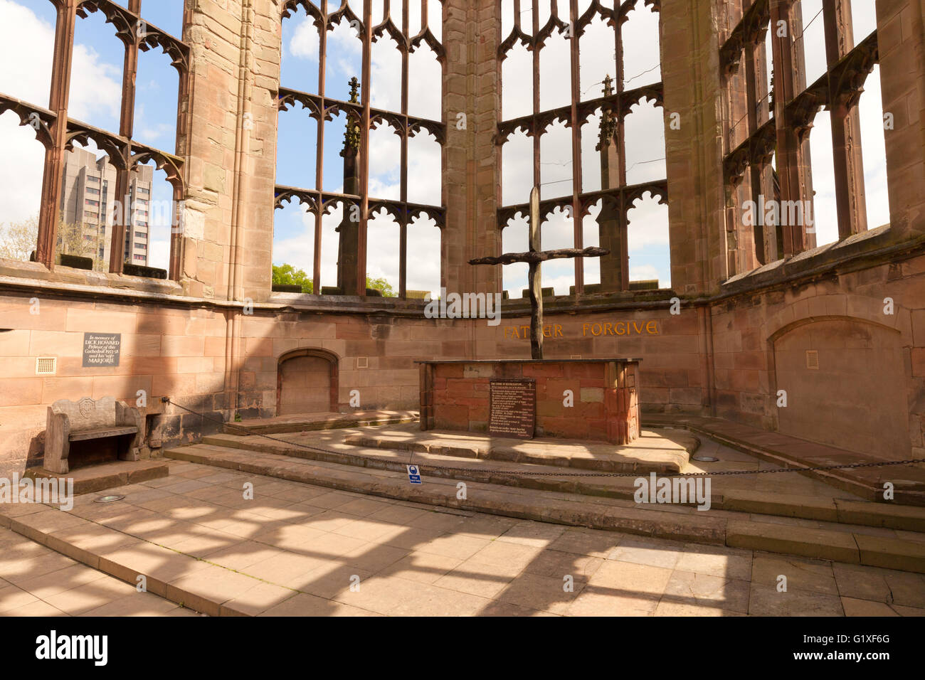Le sanctuaire en ruine, ancienne cathédrale St Michaels, bombardé pendant la Seconde Guerre mondiale, Coventry, Warwickshire UK Banque D'Images