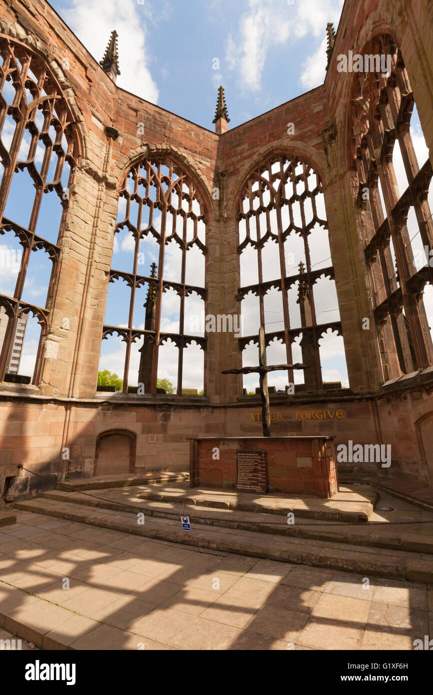 Le sanctuaire en ruine, ancienne cathédrale St Michaels, bombardé pendant la Seconde Guerre mondiale, Coventry, Warwickshire UK Banque D'Images