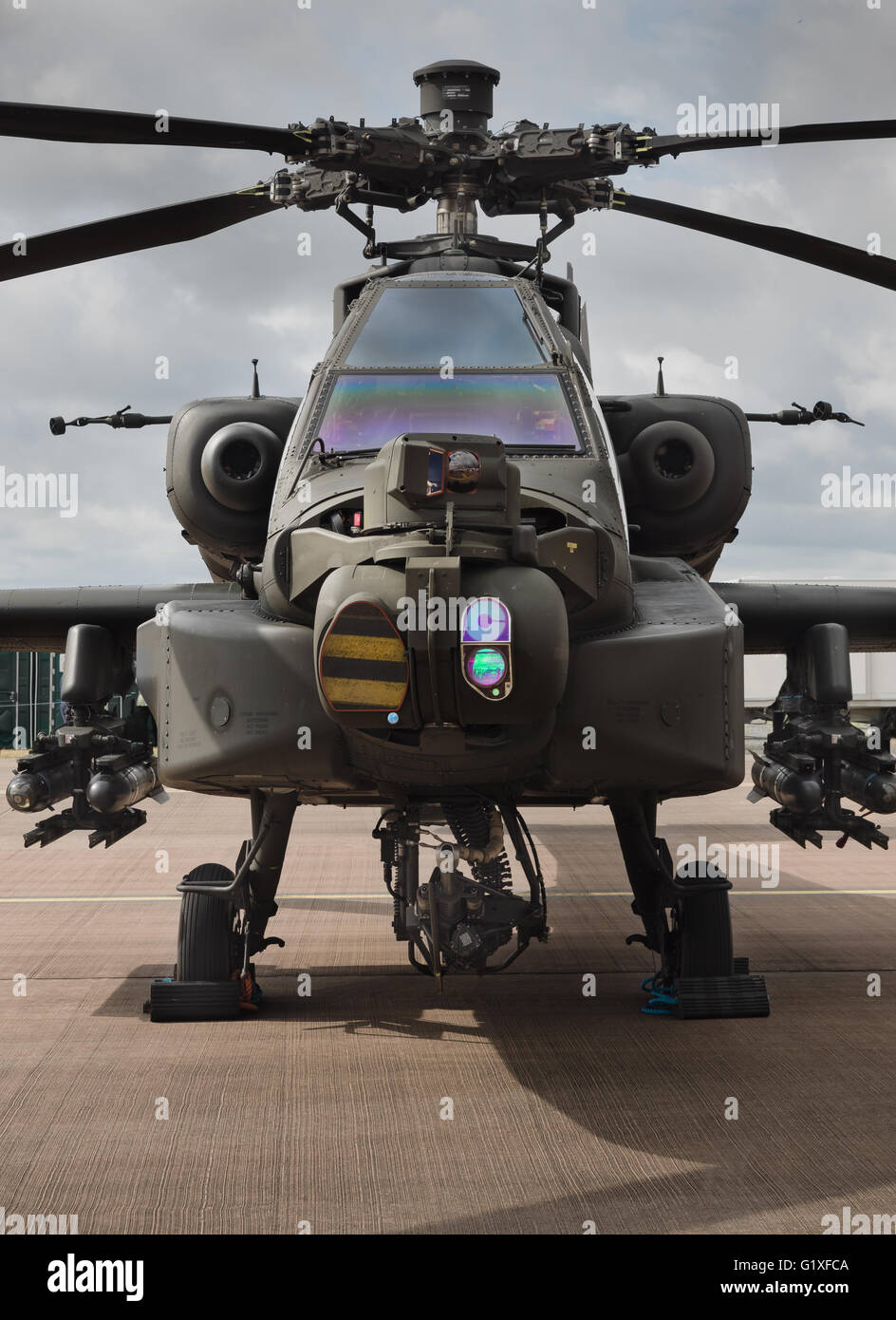 Boeing AH-64 APACHE HELICOPTER au repos sur l'aire de l'aérodrome Banque D'Images