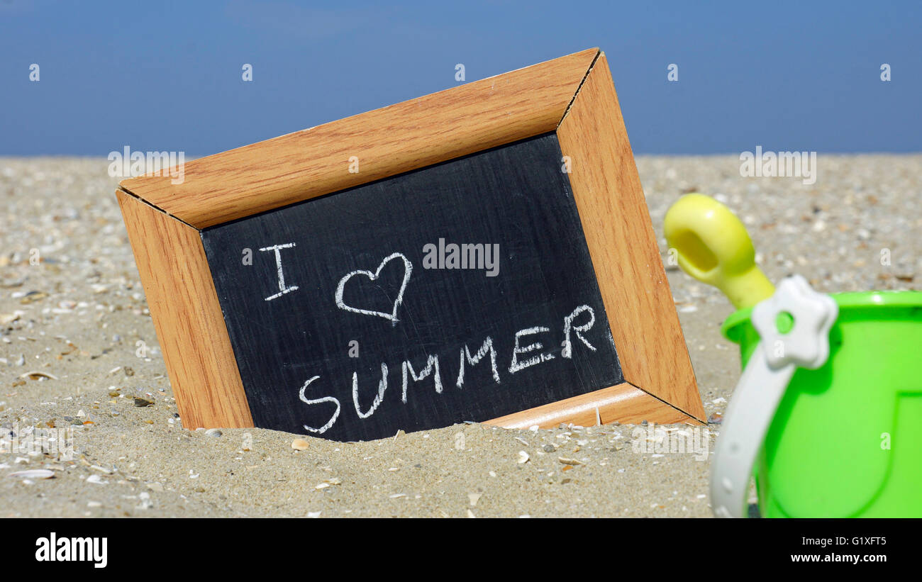 J'aime l'été écrit sur un tableau noir en face de la mer Banque D'Images