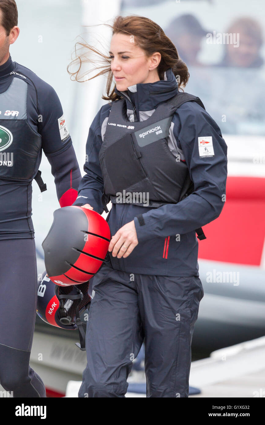 La duchesse de Cambridge, avec Sir Ben Ainslie juste avant de monter à bord d'un de ses voiliers de l'America's Cup au cours d'une visite à la fil Banque D'Images