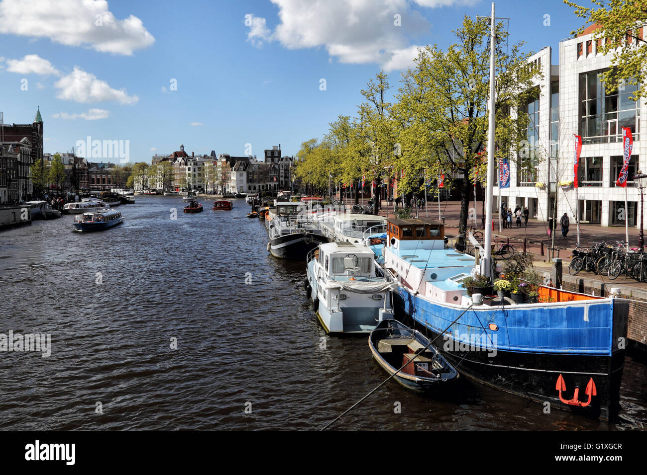 Vue sur la rivière Amstel dans le centre-ville d'Amsterdam, Pays-Bas, Europe. Banque D'Images