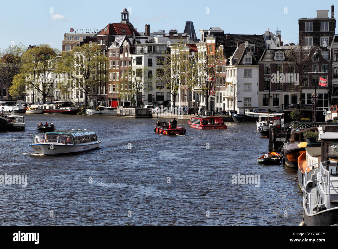 Vue sur la rivière Amstel dans le centre-ville d'Amsterdam, Pays-Bas, Europe. Banque D'Images
