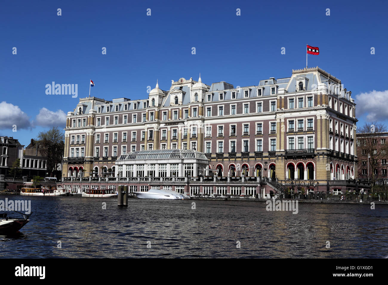 L'Hôtel Intercontinental Amstel Hotel au bord de la rivière Amstel dans le centre-ville d'Amsterdam, Pays-Bas, Europe. Banque D'Images