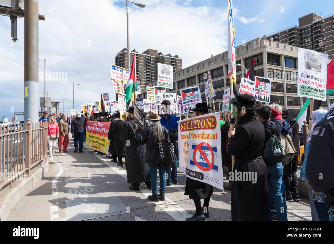 Les Juifs orthodoxes anti sionisme protestant contre Israël et marcher le long Pro-Palestine Pont de Brooklyn, New York, avec des pancartes Banque D'Images