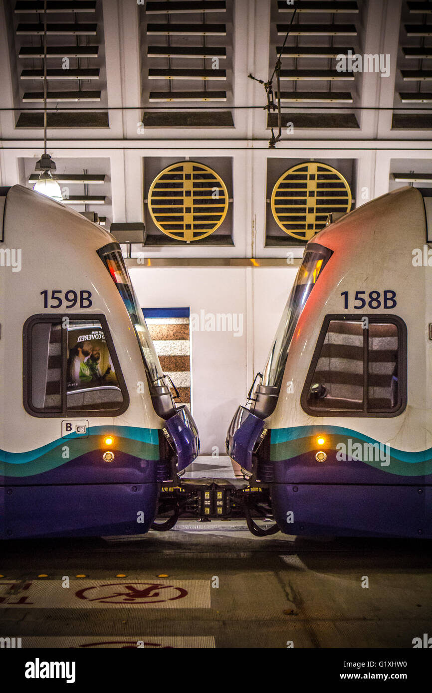 Deux véhicules légers sur rail transit son toucher de Pioneer Square Station Banque D'Images