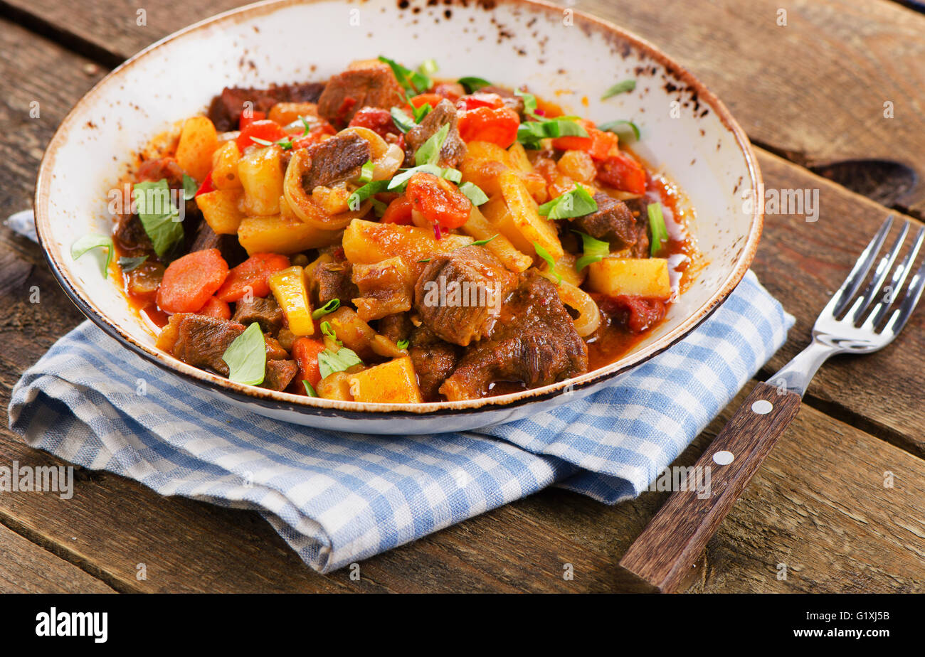 Ragoût de boeuf aux légumes sur fond de bois. Selective focus Banque D'Images