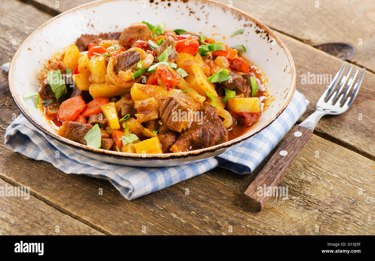 Ragoût de boeuf aux légumes sur table en bois. Selective focus Banque D'Images