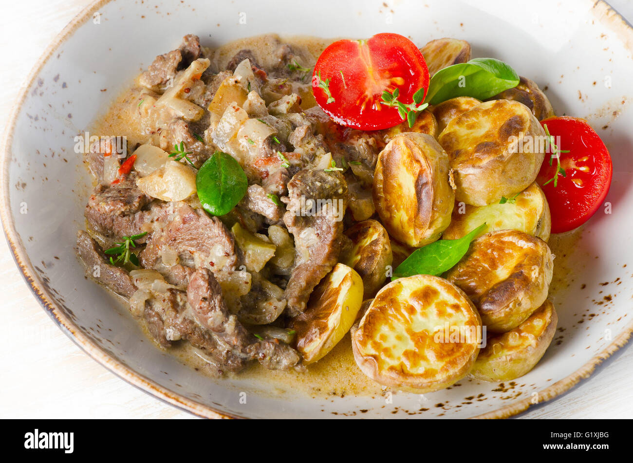 Bœuf stroganoff avec pommes de terre rôties. Selective focus Banque D'Images