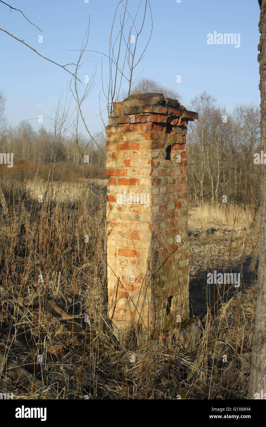 Vieux, abandonnés, dans le domaine de la colonne de briques Banque D'Images