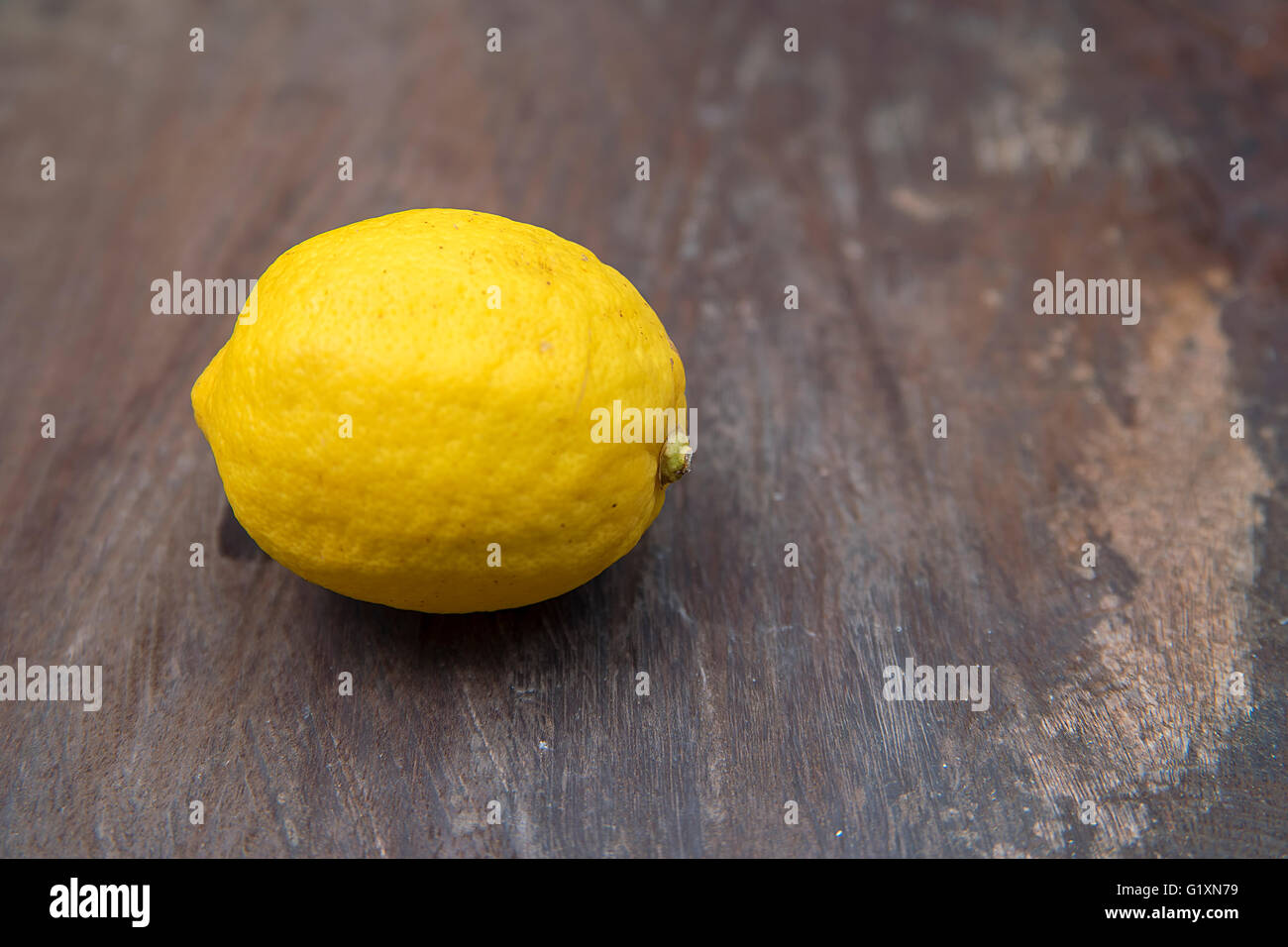 Image douce de citron frais ou d'Agrumes citron avec arrière-plan flou sur la lumière naturelle. Banque D'Images