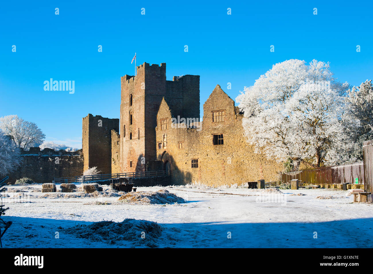 Ludlow Castle sous une couche de givre en hiver, Shropshire, Angleterre. Banque D'Images