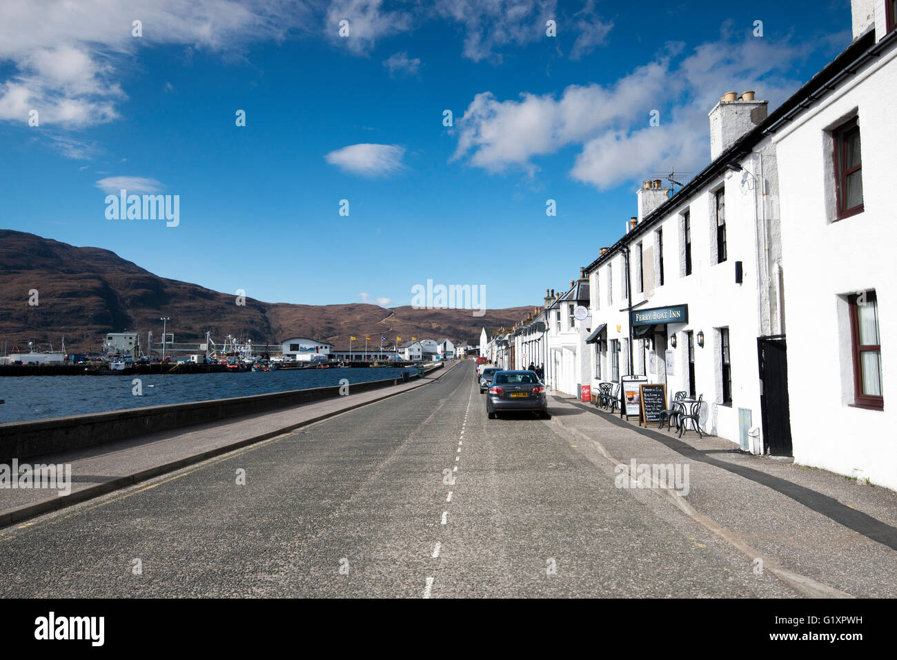 Rangée de white harbor front cottages sur Shore Street à Ullapool, Wester Ross Scotland UK Banque D'Images