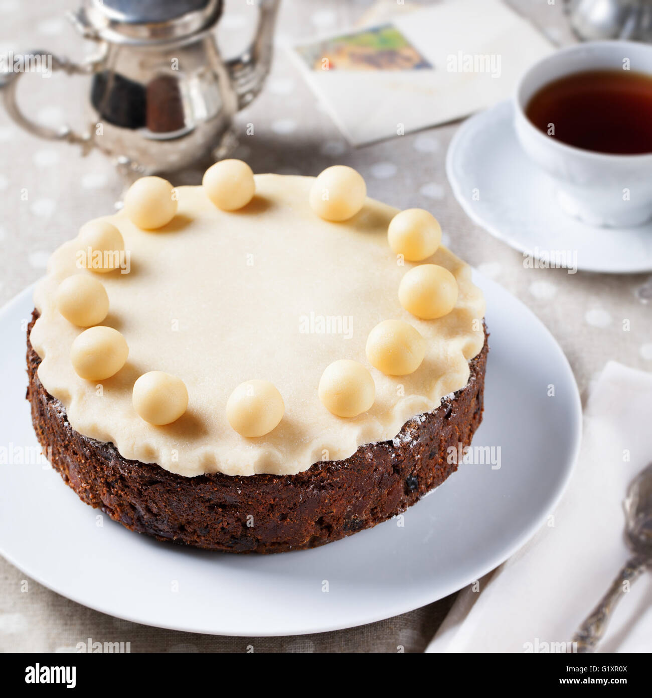 Gateau De Paques Traditionnel Anglais Avec Decoration En Massepain Sur Une Plaque Blanche Photo Stock Alamy