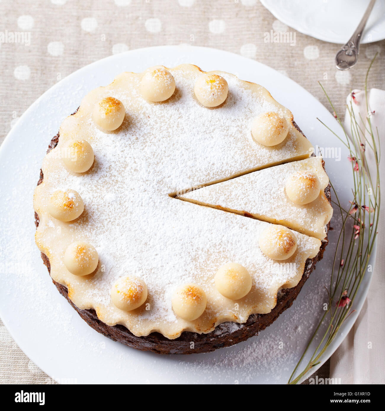Gateau De Paques Traditionnel Anglais Avec Decoration En Massepain Sur Une Plaque Blanche Vue De Dessus Photo Stock Alamy Gateau De Paques Traditionnel Anglais Avec Decoration En Massepain Sur Une Plaque Blanche Vue De Dessus Photo Stock Alamy