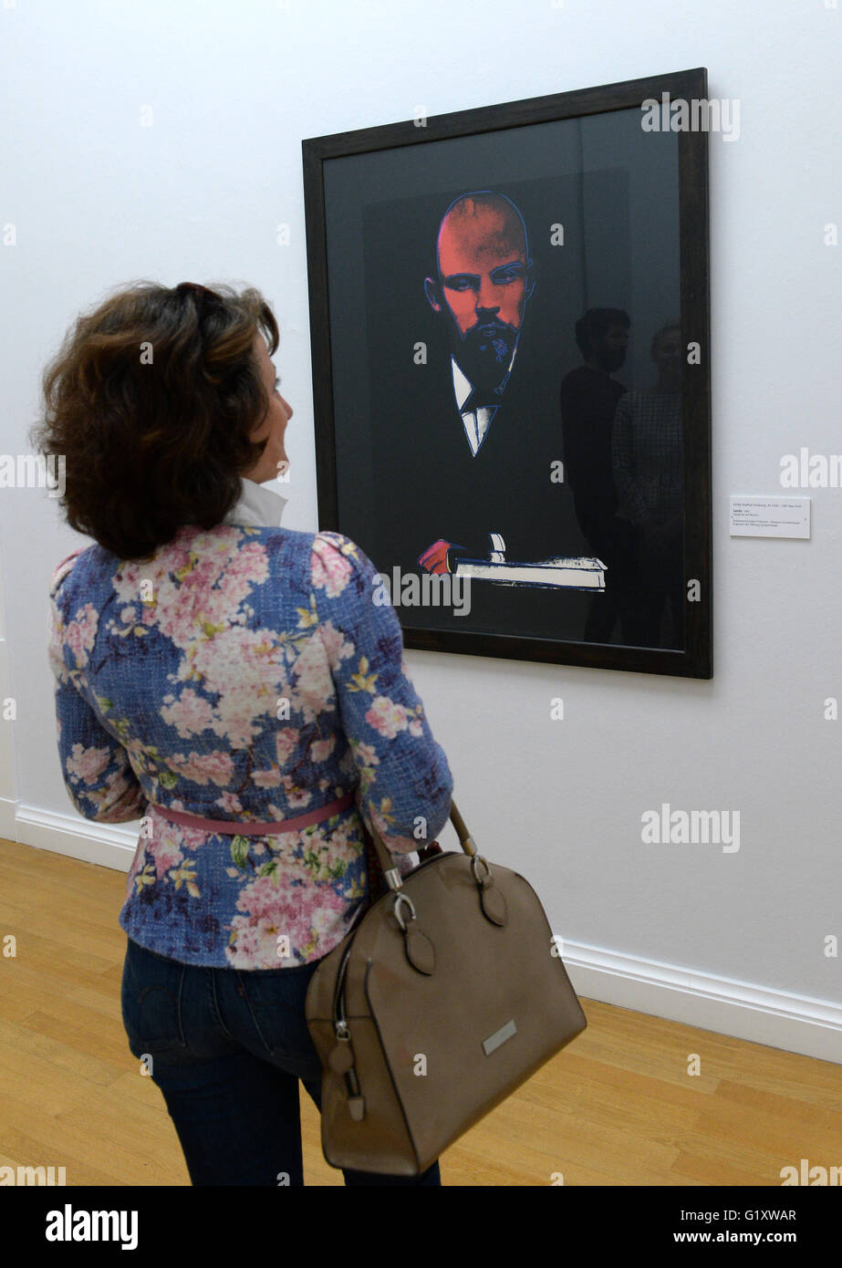 Chemnitz, Allemagne. 20 mai, 2016. Une femme à la recherche à l'œuvre 'Lenin (noir)" par Andy Warhol à partir de 1986 à la Collection d'Art à Chemnitz, Allemagne, 20 mai 2016. Le musée présente l'art du portrait 140 travaille à l'exposition "Portraits - Autoportraits - Visages' du 22 mai au 31 juillet 2016. PHOTO : HENDRIK SCHMIDT/dpa/Alamy Live News Banque D'Images