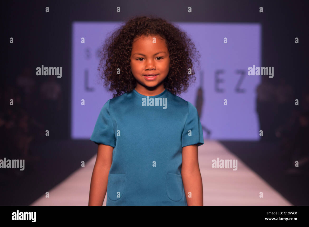 Bogota, Colombie. 19 mai, 2016. Modèle ados vêtements par Mlle Sarita Lemoniez, lors d'un défilé à la Fashion Week de Bogota. © Daniel Garzón Herazo/Pacific Press/Alamy Live News Banque D'Images