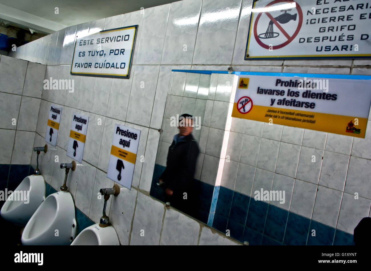 La Paz, Bolivie. Le 11 mai, 2016. Centre-ville de La Paz est une ville pour les toilettes et bains publics, étant difficiles à trouver à cause de la foule, la plupart des gens seront d'uriner ou de faire leurs affaires dans la rue. L'hôtel de ville ont 32 toilettes publiques avec quelque 65 employés l'entretien de 45 à 50 000 personnes en utilisant les toilettes un jour. Les employés sont principalement des femmes et essayer de garder l'endroit propre et semblent toujours être dans une précipitation essayant de suivre le nettoyage. © Christian Lombardi/ZUMA/ZUMAPRESS.com/Alamy fil Live News Banque D'Images