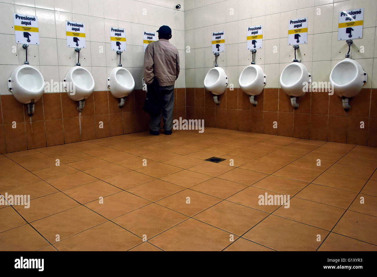 La Paz, Bolivie. Le 11 mai, 2016. Centre-ville de La Paz est une ville pour les toilettes et bains publics, étant difficiles à trouver à cause de la foule, la plupart des gens seront d'uriner ou de faire leurs affaires dans la rue. L'hôtel de ville ont 32 toilettes publiques avec quelque 65 employés l'entretien de 45 à 50 000 personnes en utilisant les toilettes un jour. Les employés sont principalement des femmes et essayer de garder l'endroit propre et semblent toujours être dans une précipitation essayant de suivre le nettoyage. © Christian Lombardi/ZUMA/ZUMAPRESS.com/Alamy fil Live News Banque D'Images