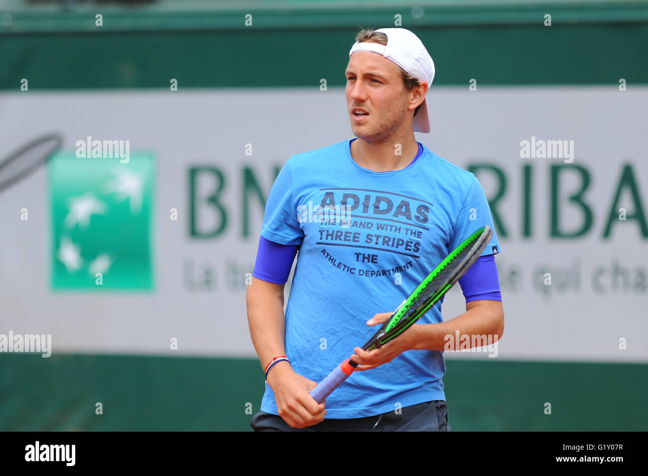 18.05.2016. Le stade Roland Garros, Paris, France. Championnats de tennis. Les joueurs arrivent pour la pratique et de qualification jours. Lucas Pouille (Fra) se réchauffe avec Emmanuel Planque Banque D'Images