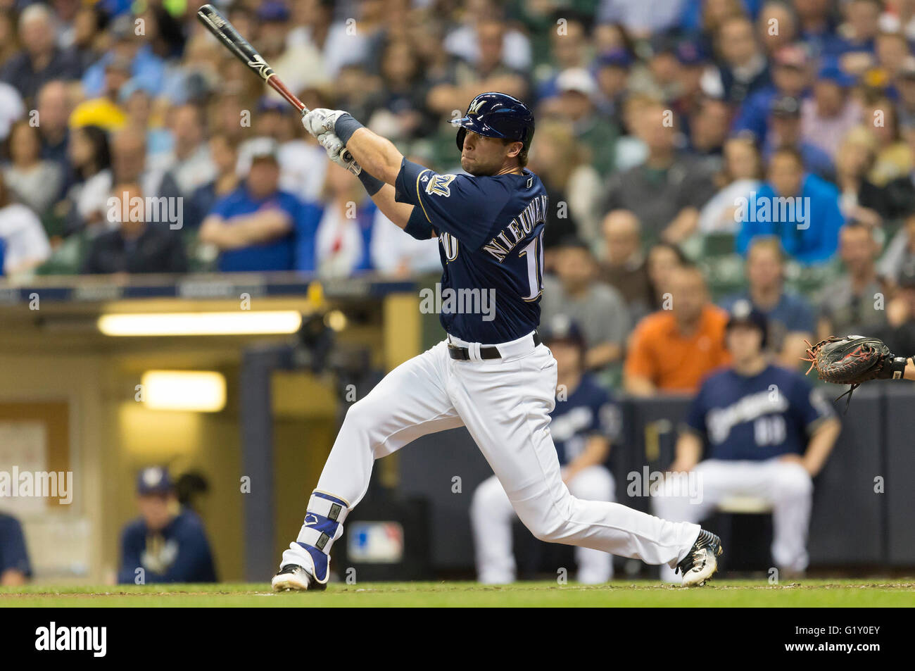 Milwaukee, WI, USA. 18 mai, 2016. Centre des Milwaukee Brewers fielder Kirk Nieuwenhuis # 10 en action au cours de la partie de baseball de ligue majeure entre les Milwaukee Brewers et les Cubs de Chicago au Miller Park de Milwaukee, WI. John Fisher/CSM/Alamy Live News Banque D'Images