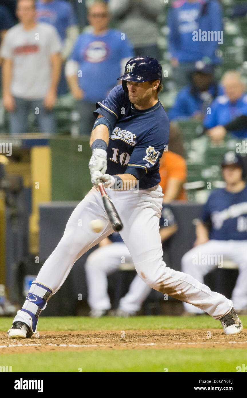 Milwaukee, WI, USA. 18 mai, 2016. Centre des Milwaukee Brewers fielder Kirk Nieuwenhuis # 10 en action au cours de la partie de baseball de ligue majeure entre les Milwaukee Brewers et les Cubs de Chicago au Miller Park de Milwaukee, WI. John Fisher/CSM/Alamy Live News Banque D'Images