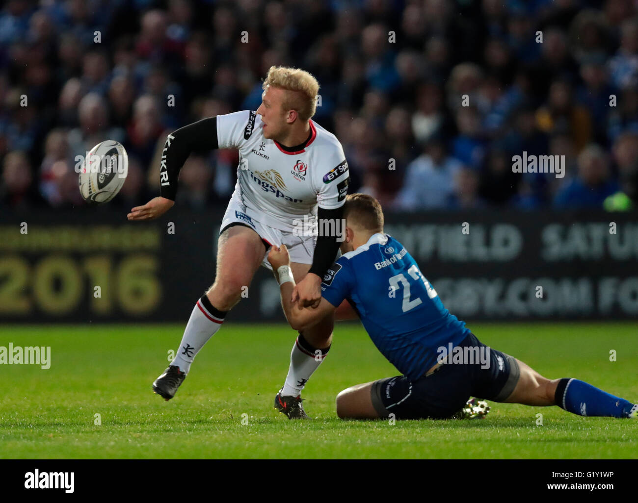 RDS Arena, Dublin, Irlande. 20 mai, 2016. Pro Guinness12 demi-finales. Le Leinster et l'Ulster. Stuart Olding (Ulster) décharge comme il est abordé par Ian Madigan (Leinster). Credit : Action Plus Sport/Alamy Live News Banque D'Images