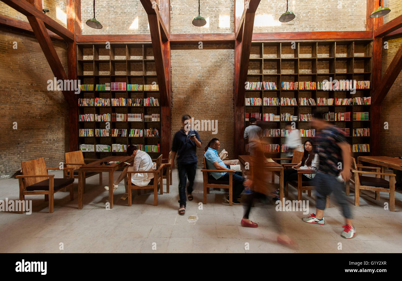 Mengzhou, province de Henan en Chine. 20 mai, 2016. Les visiteurs et les lecteurs sont vus dans la bibliothèque dans Laomiao Mogou Village de Mengzhou Ville, province du Henan en Chine centrale, le 20 mai 2016. La bibliothèque a été modifié à partir de plusieurs habitations troglodytes abandonnées, une ancienne façon de vivre dans le nord-ouest de la Chine, du plateau de loess et a une collection de près de 10 000 livres pour le moment. © Fei Maohua/Xinhua/Alamy Live News Banque D'Images