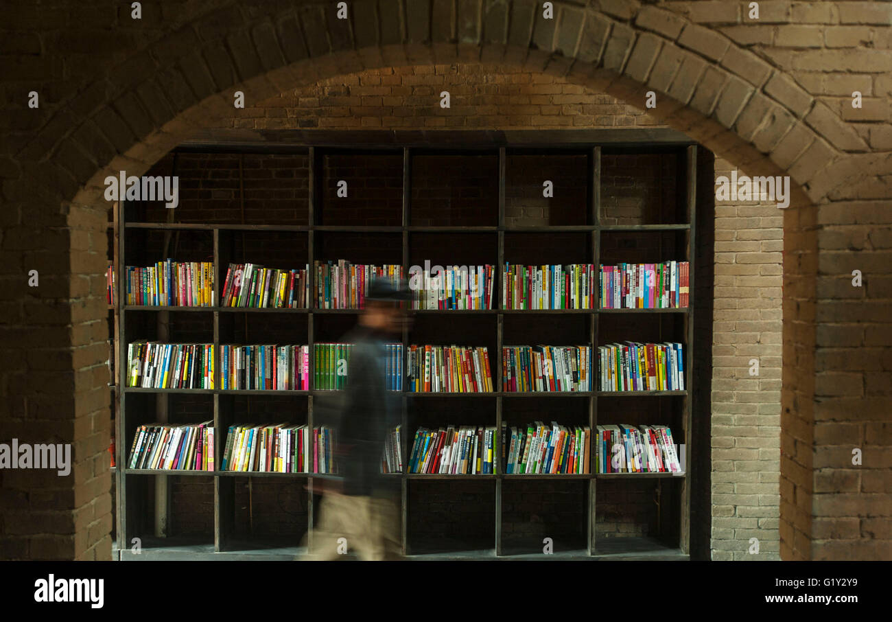 Mengzhou, province de Henan en Chine. 20 mai, 2016. Un visiteur entre dans la bibliothèque Laomiao dans Mogou Village de Mengzhou Ville, province du Henan en Chine centrale, le 20 mai 2016. La bibliothèque a été modifié à partir de plusieurs habitations troglodytes abandonnées, une ancienne façon de vivre dans le nord-ouest de la Chine, du plateau de loess et a une collection de près de 10 000 livres pour le moment. © Fei Maohua/Xinhua/Alamy Live News Banque D'Images