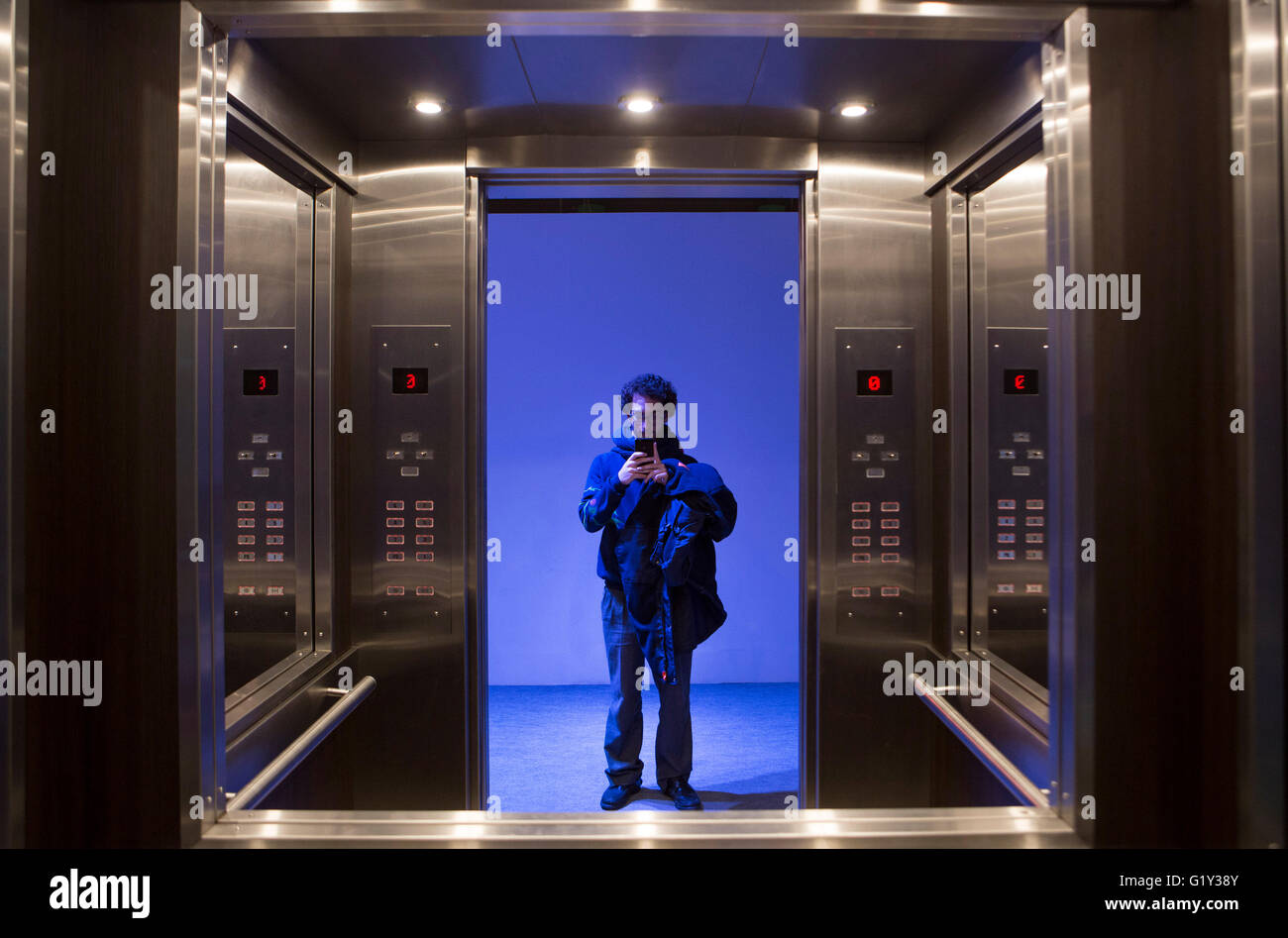 Buenos Aires, Argentine. 20 mai, 2016. Un visiteur prend des photos de l'œuvre "Ascenseurs" de l'artiste argentin Leandro Erlich dans la foire d'Art Contemporain 'arteBA' à Buenos Aires, Argentine, le 20 mai 2016. La foire d'Art Contemporain 'arteBA', se tiendra du 19 au 22 mai à Buenos Aires, la capitale de l'Argentine. Selon les organisateurs, "arteBA' est l'une des plus importantes foires d'art contemporain en Amérique latine et est visité par des groupes d'artistes, collectionneurs, galeristes, conservateurs de musées, critiques et des amateurs d'art chaque année. © Martin Zabala/Xinhua/Alamy Live News Banque D'Images