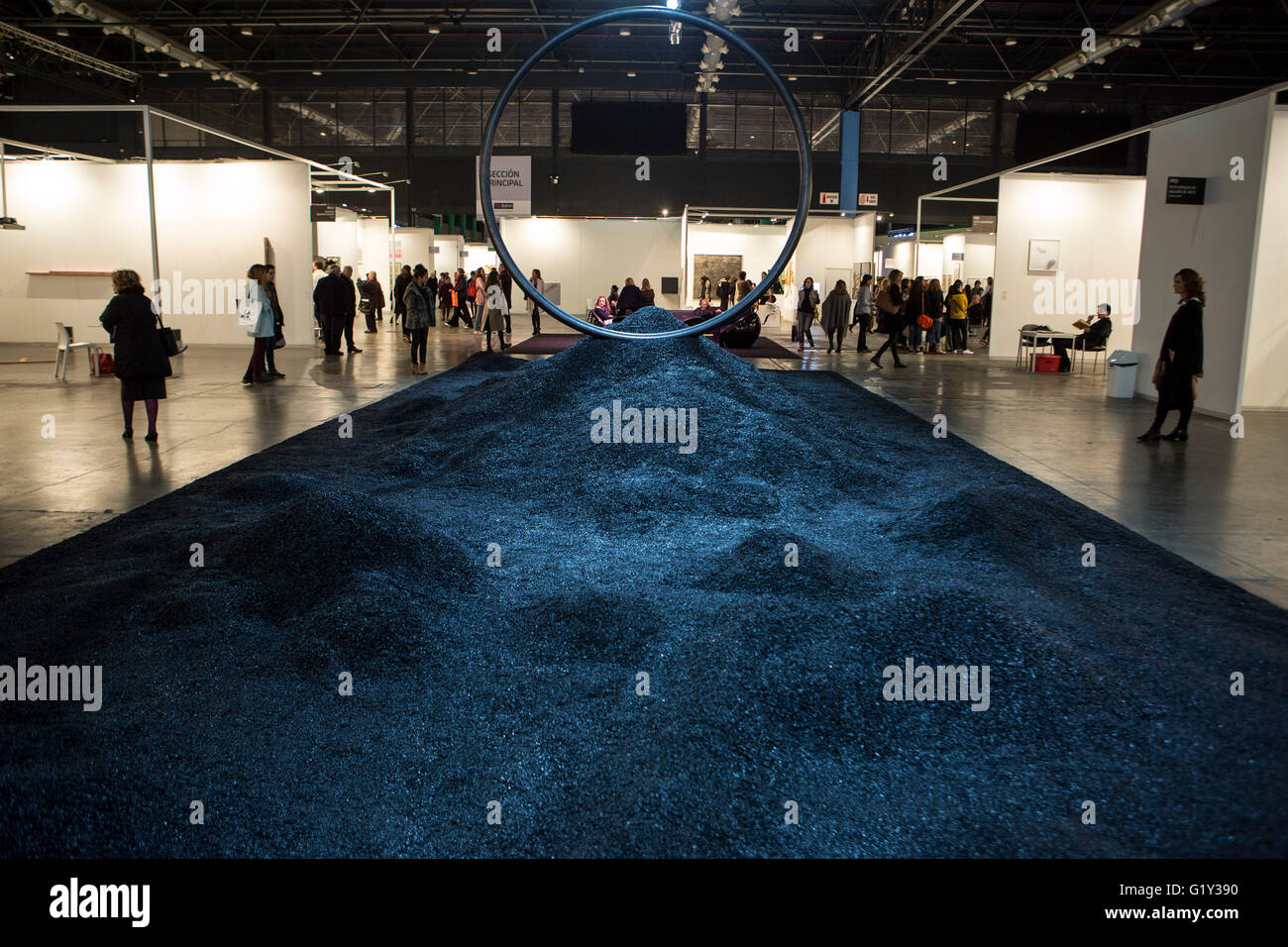 Buenos Aires, Argentine. 20 mai, 2016. Les visiteurs d'observer les œuvres dans la foire d'Art Contemporain 'arteBA' à Buenos Aires, Argentine, le 20 mai 2016. La foire d'Art Contemporain 'arteBA', se tiendra du 19 au 22 mai à Buenos Aires, la capitale de l'Argentine. Selon les organisateurs, "arteBA' est l'une des plus importantes foires d'art contemporain en Amérique latine et est visité par des groupes d'artistes, collectionneurs, galeristes, conservateurs de musées, critiques et des amateurs d'art chaque année. © Martin Zabala/Xinhua/Alamy Live News Banque D'Images