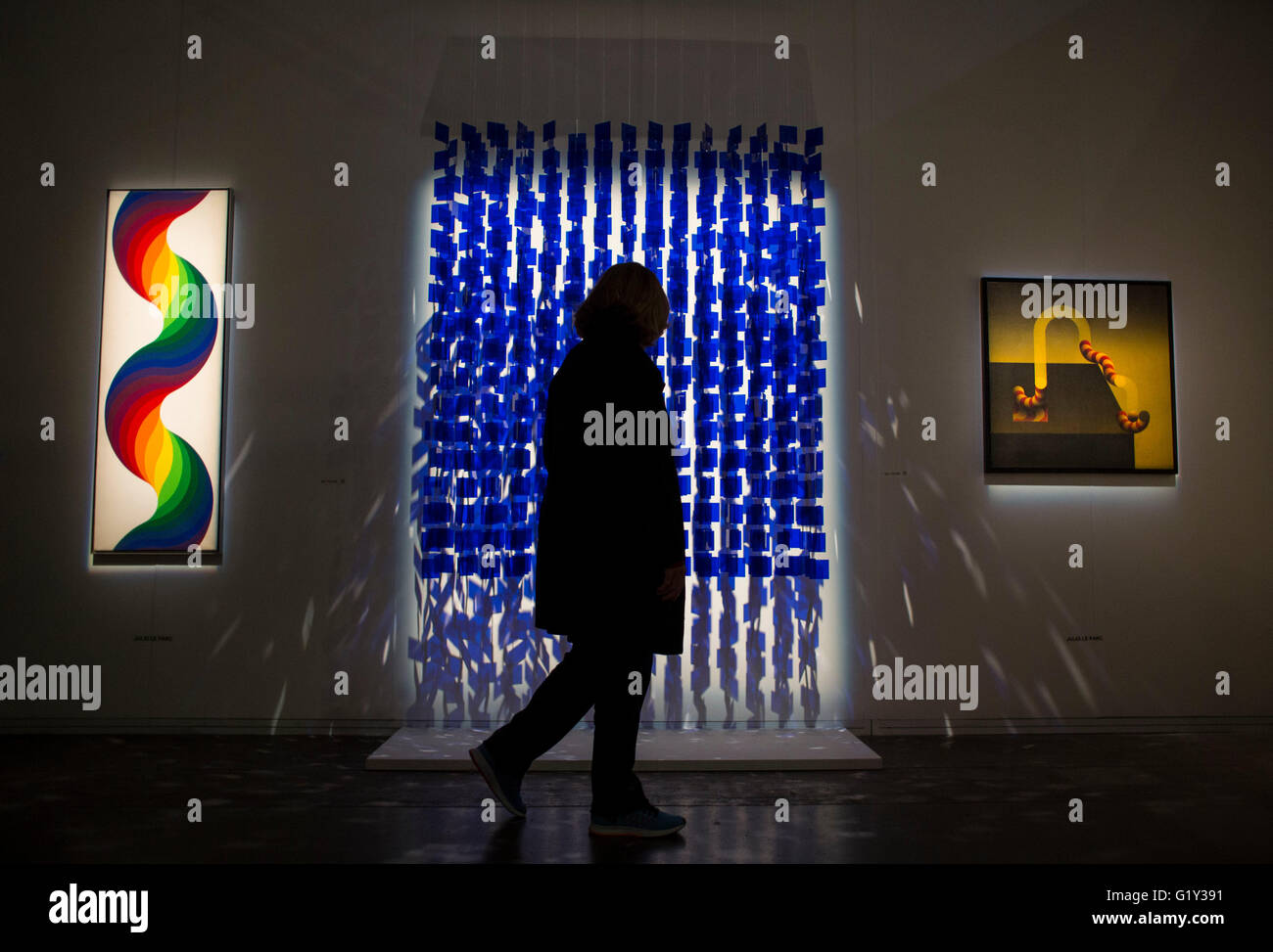 Buenos Aires, Argentine. 20 mai, 2016. Un visiteur observe les œuvres dans la foire d'Art Contemporain 'arteBA' à Buenos Aires, Argentine, le 20 mai 2016. La foire d'Art Contemporain 'arteBA', se tiendra du 19 au 22 mai à Buenos Aires, la capitale de l'Argentine. Selon les organisateurs, "arteBA' est l'une des plus importantes foires d'art contemporain en Amérique latine et est visité par des groupes d'artistes, collectionneurs, galeristes, conservateurs de musées, critiques et des amateurs d'art chaque année. © Martin Zabala/Xinhua/Alamy Live News Banque D'Images