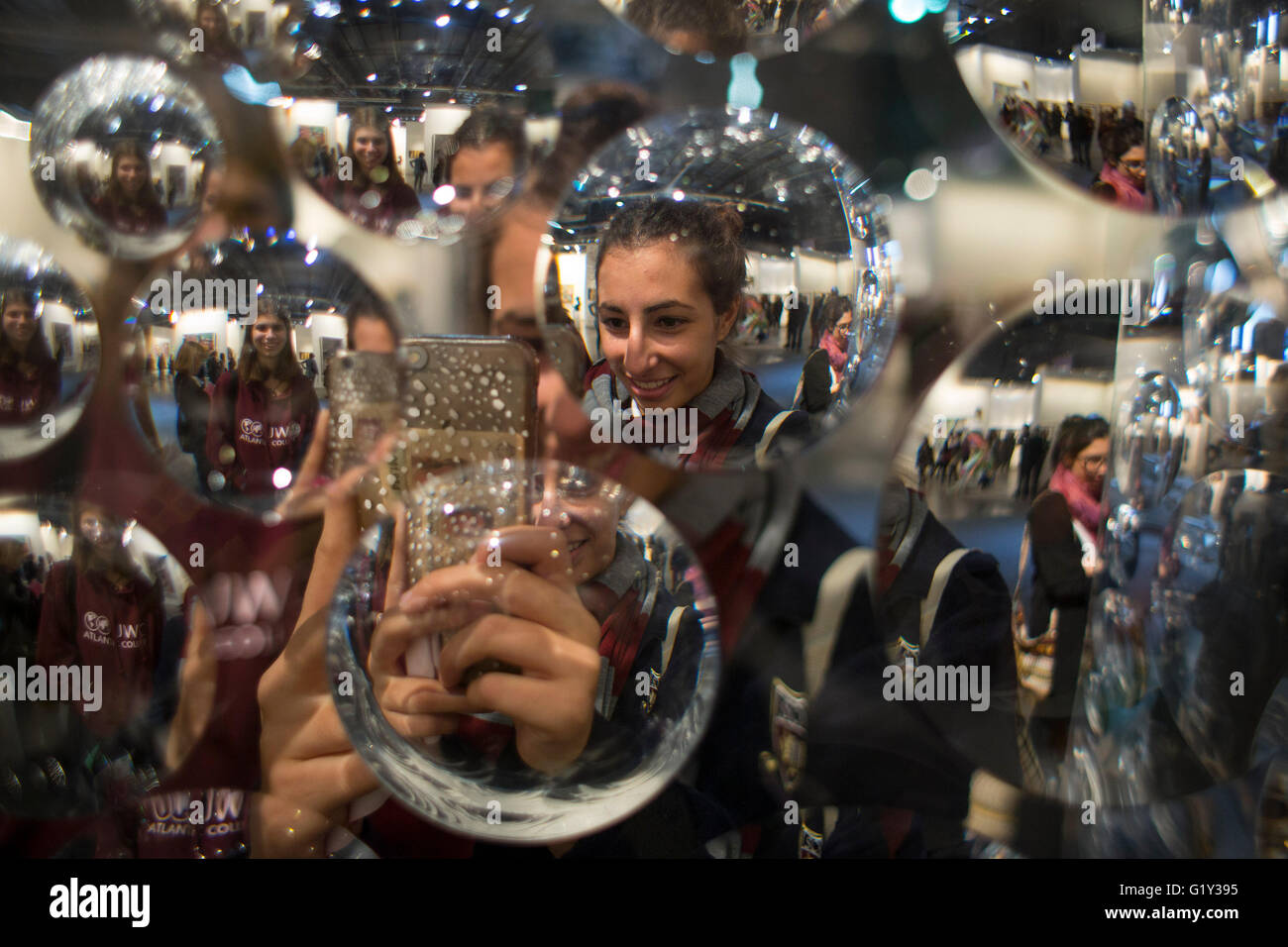 Buenos Aires, Argentine. 20 mai, 2016. Un visiteur prend des photos d'une œuvre d'art dans la foire d'Art Contemporain 'arteBA' à Buenos Aires, Argentine, le 20 mai 2016. La foire d'Art Contemporain 'arteBA', se tiendra du 19 au 22 mai à Buenos Aires, la capitale de l'Argentine. Selon les organisateurs, "arteBA' est l'une des plus importantes foires d'art contemporain en Amérique latine et est visité par des groupes d'artistes, collectionneurs, galeristes, conservateurs de musées, critiques et des amateurs d'art chaque année. © Martin Zabala/Xinhua/Alamy Live News Banque D'Images