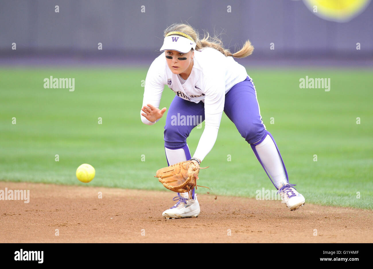 Seattle, Washington, USA. 20 mai, 2016. Washington's Taylor van Zee (3) faire un jeu d'une Talonnette femme ESD pour un contre Weber de l'État. UW a remporté le 1er tour de la NCAA jeu régional à Seattle 14-6. Credit : Cal Sport Media/Alamy Live News Banque D'Images